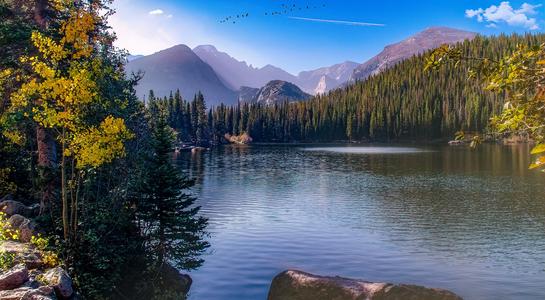 Turquoise waters of Bear Lake with mountains in the distance on a Seattle to San Francisco road trip