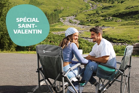 couple-assis-sur-des-chaises-de-camping