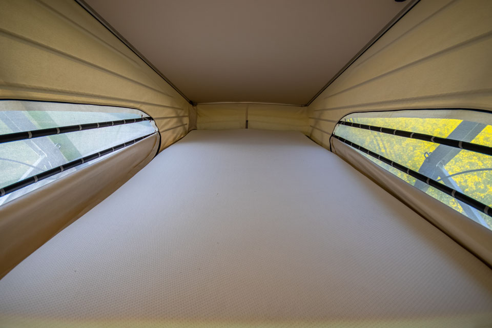 roadsurfer Travel Home Mercedes Marco Polo Bett oben