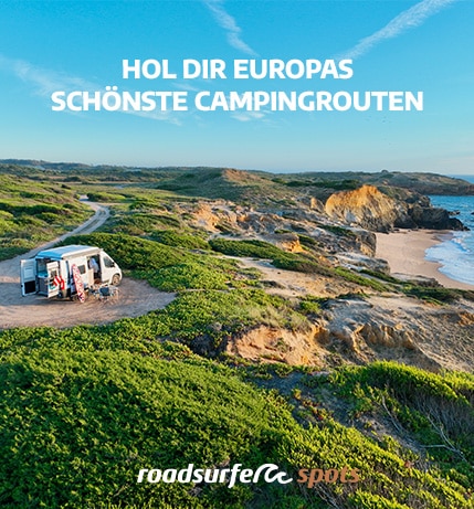 Camper an der Küste vor dem Meer auf einer der schönsten Campingroute in Europa