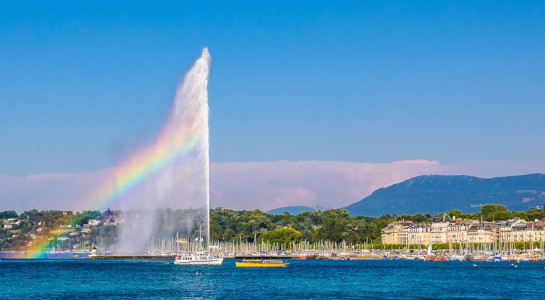 Fontain of Geneva in the harbour with a rainbow on a sunny day
