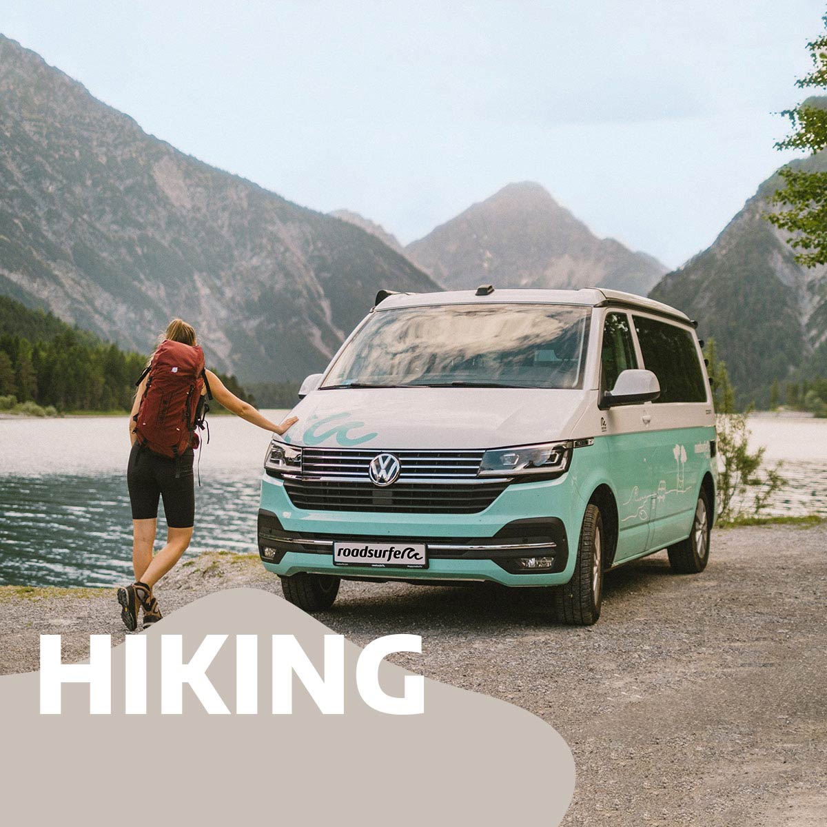 Hiking: Campervan neben Person mit Wanderausstattung