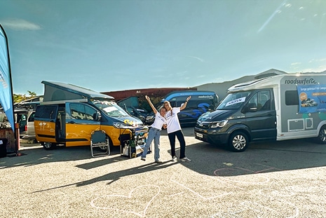 Two girls happy for rhe open door day at roadsurfer stations