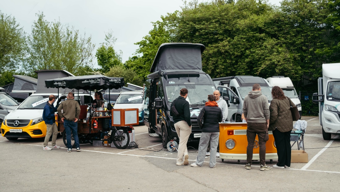 People at the welcome point on a roadsurfer deal day