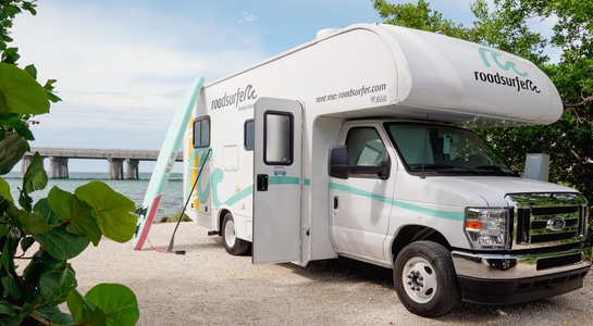 The Family Freedom roadsurfer RV parked at a beach in front of the Seven Mile Bridge in the Florida Key West