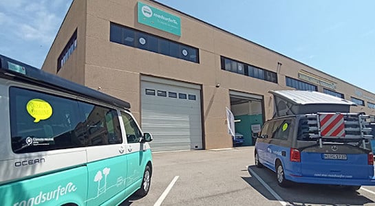 Campervans in front of a building at the roadsurfer station in Bochum