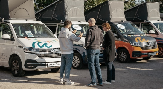 Sales expert advises couple on motorhome purchase