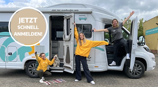 Three girls promoting a roadsurfer campervan and advertise the roadsurfer sales webinar