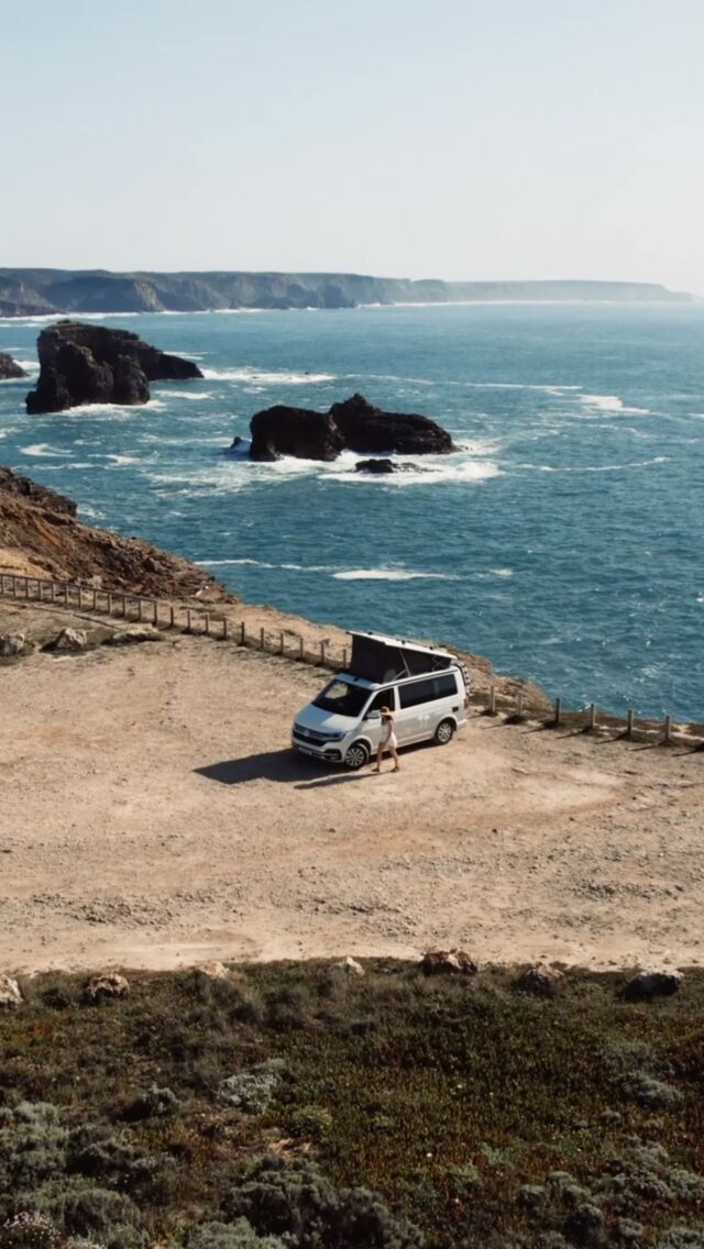 Dancing with the waves, cruising the open road - Book your adventure and take part in our raffle of 4 @kanoa_surfboards 🏄‍♂️ 🌊 🚐

#roadsurfer_camper #kanoa #surftrip #allaboutadventures #vanlifestyle #roadtrip #raffle #surfvibes #beautifuldestinations