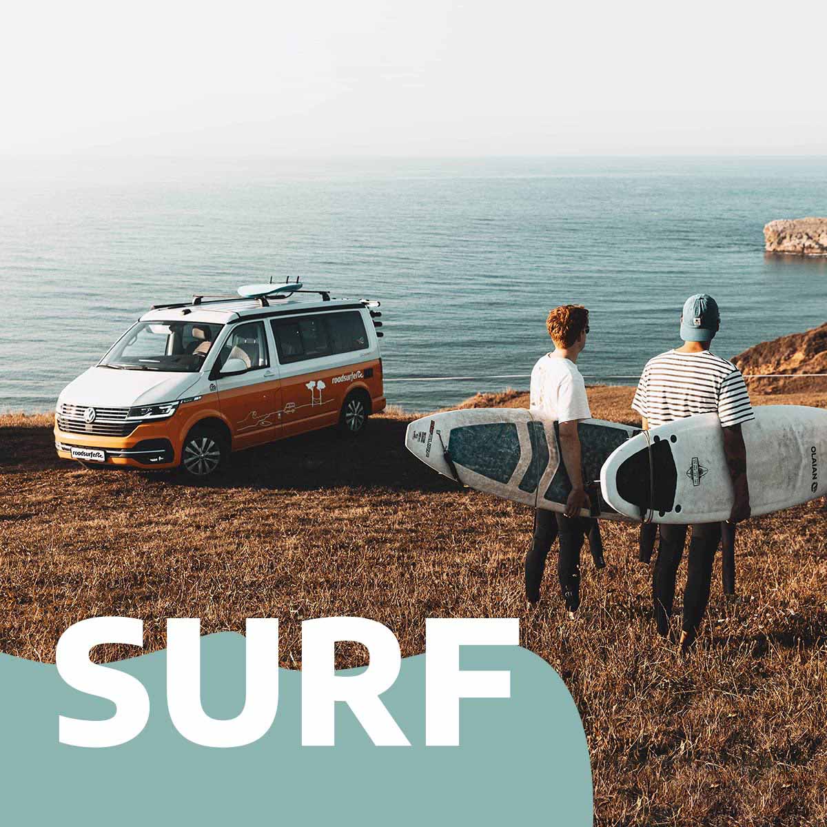 Van aménagé surf et personnes avec planches de surf
