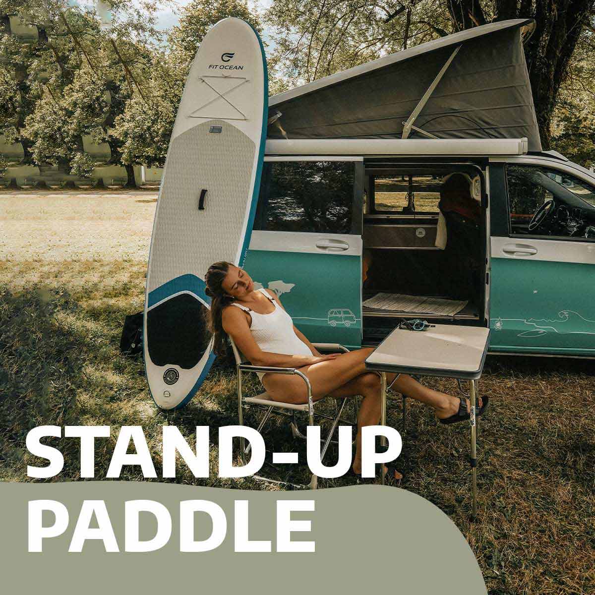 Van aménagé turquoise paddle et fille avec stand up paddle